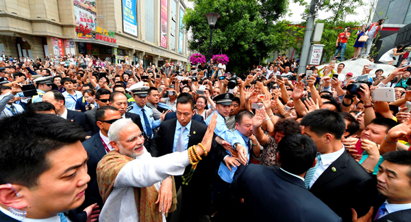  Modi interacting with the people near the Da Xing Shan Temple