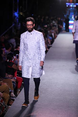 Manish Malhotra's collection sizzles LFW