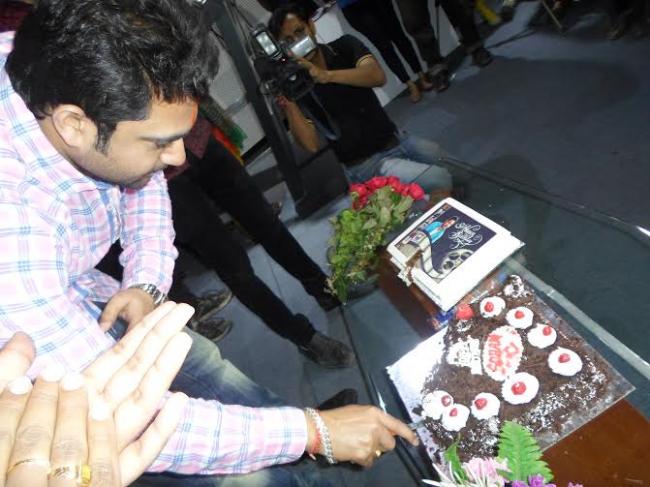 Actor Soham Chakraborty celebrates b'day with fans