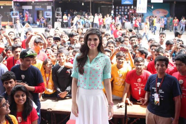 Kriti Sanon at Umang collage fest
