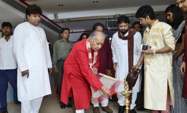 Hariprasad Chaurasia inaugurates exhibition in Kolkata