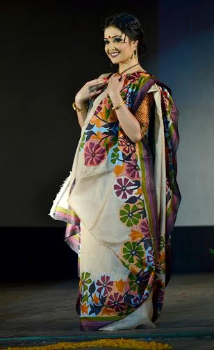 Payel showcases 'Nakshikantha' collection of gold jewellery