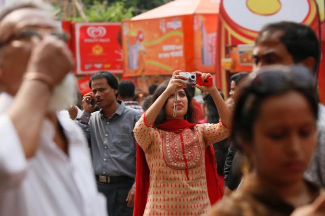 People make most of Maha Nabami in Kolkata