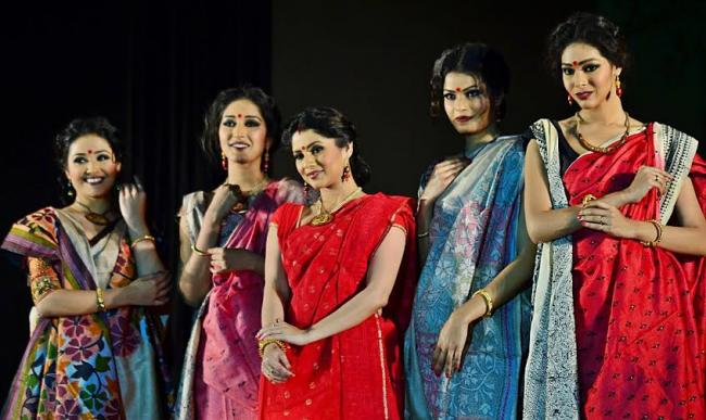 Payel showcases 'Nakshikantha' collection of gold jewellery