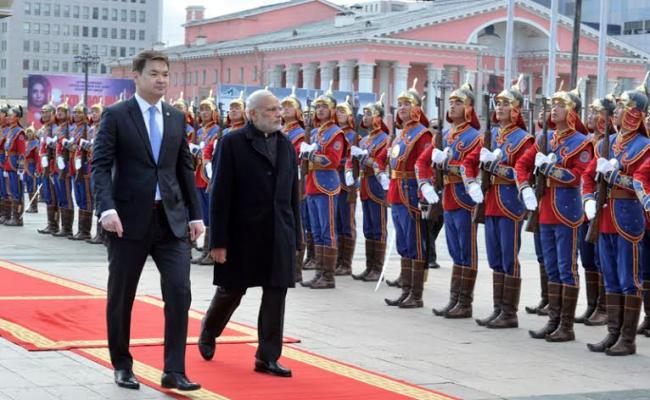 Modi meeting the Prime Minister of Mongolia