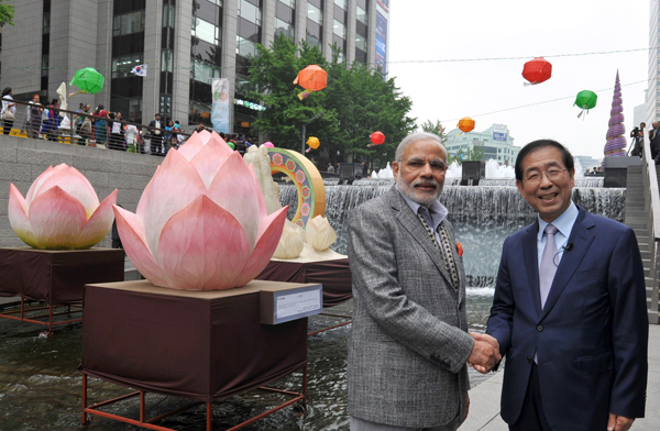 Narendra Modi at the Cheonggyecheon Stream