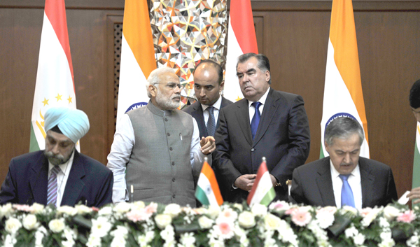 Narendra Modi being received by the President of Tajikistan