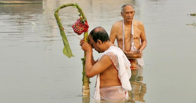 Kolkatans witness 'Kolabou snan' on Mahasaptami