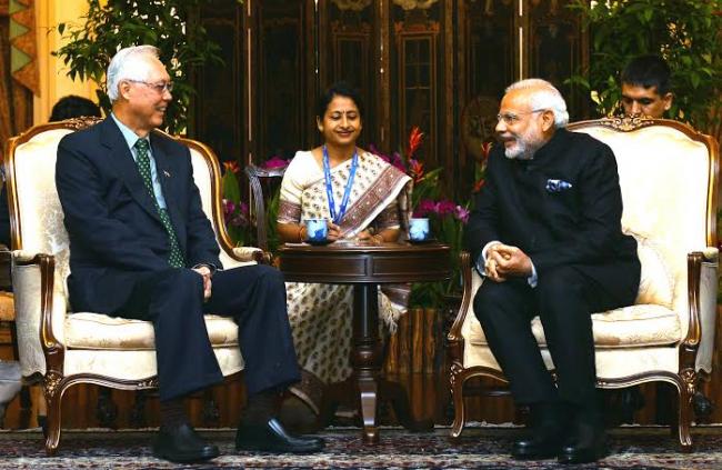 Narendra Modi being received by the Prime Minister of Singapore