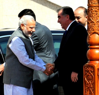 Narendra Modi being received by the President of Tajikistan