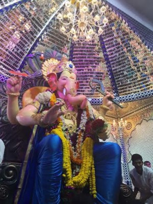 Parineeti Chopra visits Lalbaugcha Raja