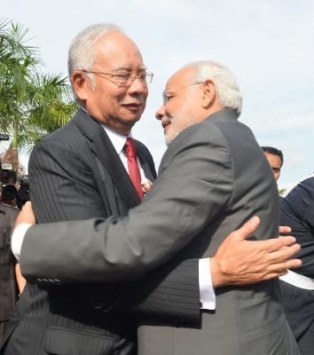 Narendra Modi being received by the Prime Minister of Malaysia, Mr. Najib Razak
