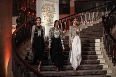 Anamika Khanna's collection showcased in LFW 