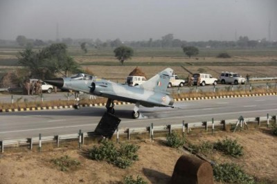 IAF Mirage-2000 lands at Yamuna Expressway