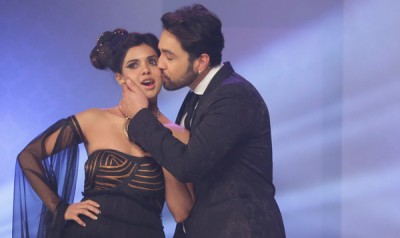 Adhyayan Suman proposes Sara Loren on the sets of Ishq Click