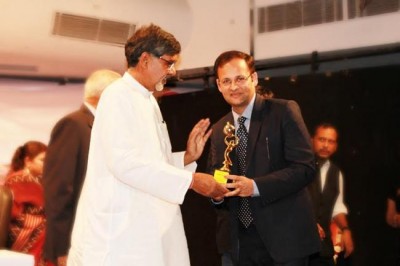 Acreaty bags Business Excellence Award by Kailash Satyarthi