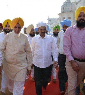 Kejriwal visits Punjab, condemns desecration of holy books