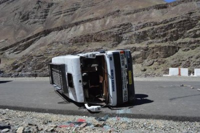 Indian Army rescues foreign, Indian tourists