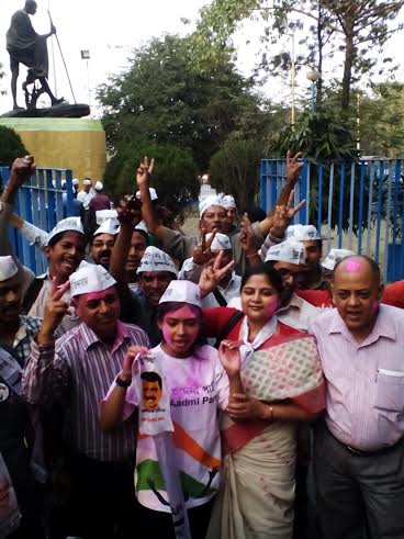 Kolkata: AAP supporters celebrate Delhi victory