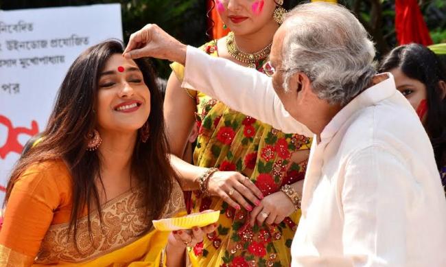 'Bela Sheshe' cast celebrate basanta utsav