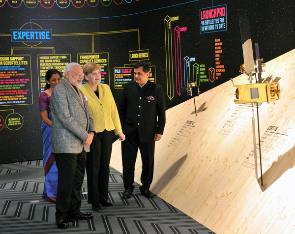 Modi and the German Chancellor, Ms. Angela Merkel at the Joint Inauguration of the India Pavilion and the Joint Walk-About Make in India