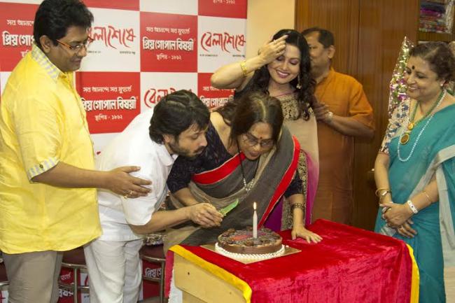 Saree store launches new line themed on Tollywood superhit Bela Seshe 