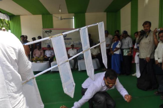 SER GM interacts with passengers