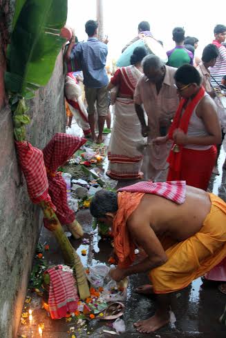Kolkatans witness 'Kolabou snan' on Mahasaptami