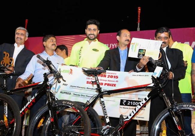 Abhishek attends 'Nashik Peloton'  cycling race