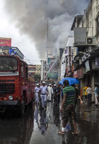 Kolkata: Fire fighters battle to bring supermarket blaze under control