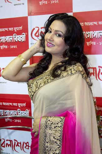 Saree store launches new line themed on Tollywood superhit Bela Seshe 