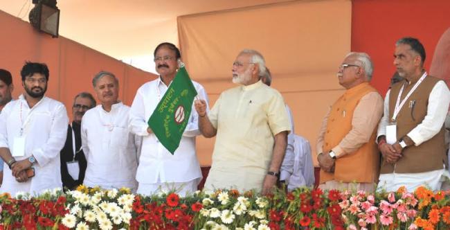 Narendra Modi travelling by the Delhi Metro
