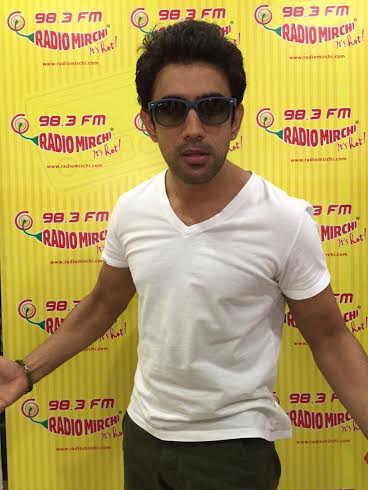 Arshad Warsi and Amit Sadh Kick starts radio promotions for Guddu Rangeela