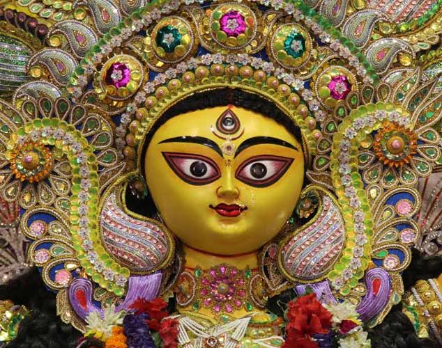 Kolkatans offer 'Anjali' on Maha Ashtami