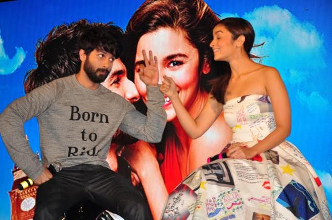 Shahid, Alia attends Mithibai college fest