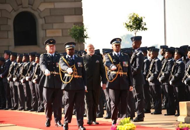 Narendra Modi being received by the President of the Republic of South Africa