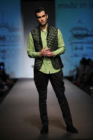 Randeep Hooda charms  Amazon India Fashion Week floor in Rohit Kamra's creation