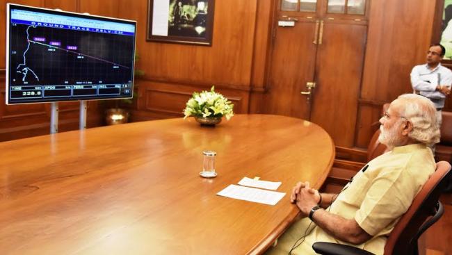 Pranab Mukherjee being received by the Deputy Prime Minister of Papua New Guinea, Mr. Leo Dion