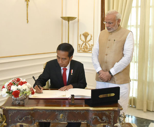 Narendra Modi with the President of Indonesia, Mr. Joko Widodo at the ceremonial welcome, at Rashtrapati Bhavan
