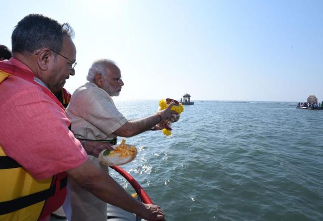 Narendra Modi arrives at Mumbai Airport 