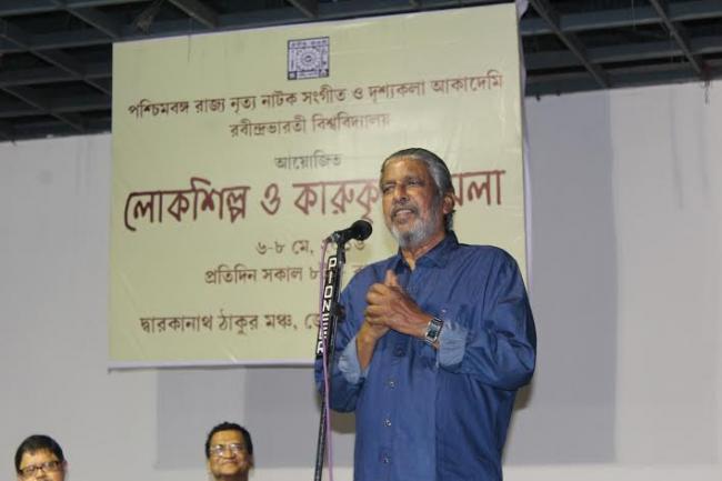 Kolkata:Theatre personality Rudraprasad Sengupta inaugurates the Lokshilpa O Karukriti Mela at Jorasanko Thakurbari