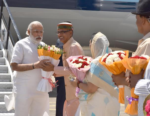 Modi being received by the Chief Minister of Madhya Pradesh, Shivraj Singh Chouhan