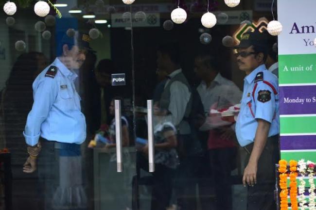 Laxmi Ratan Shukla inaugurates Ambika Eye Care in Howrah