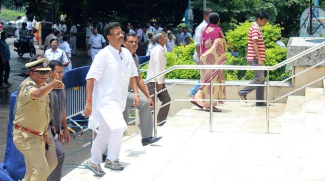 Kolkata: Political heavyweights pay last tribute to Mahasweta Devi