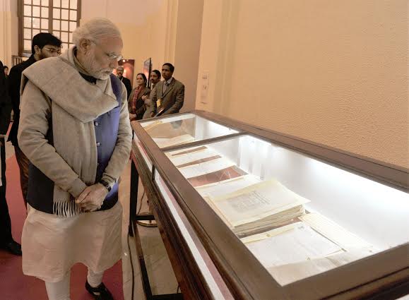 Narendra Modi paying floral tribute at Netaji's bust before the launch of the digitised files, in New Delhi