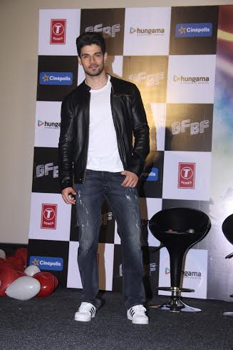 Sooraj Pancholi ,Jacqueline Fernandez single â€˜GF BFâ€™ unveiled