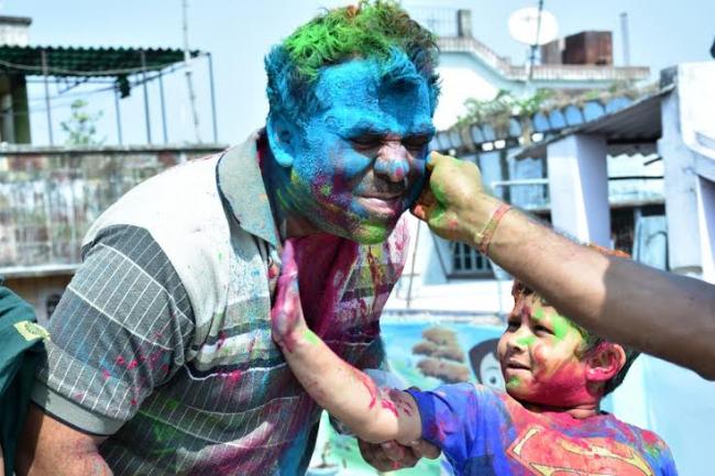 Kolkata celebrates Dol 