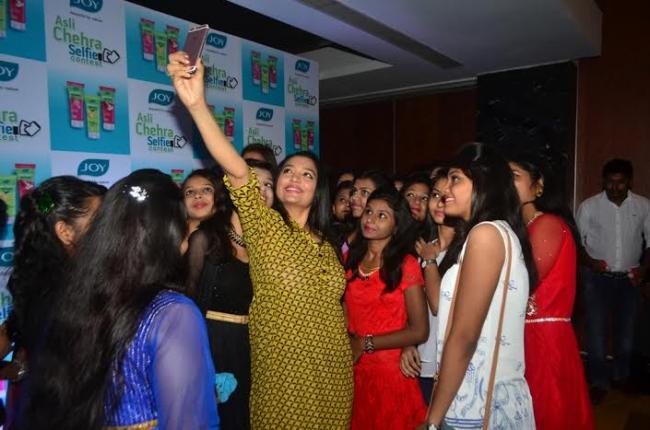 June Maliah glams up selfie contest of cosmetics brand 