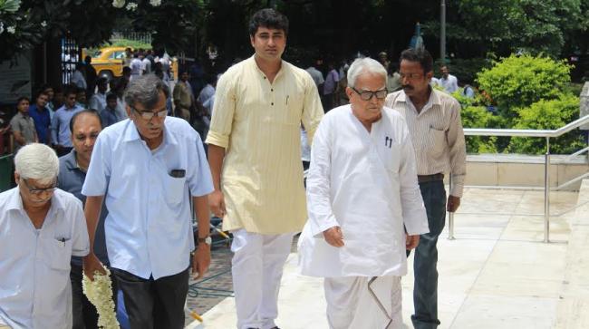 Kolkata: Political heavyweights pay last tribute to Mahasweta Devi