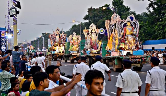 Kolkata witnesses grand Durga Puja finale with immersion carnival on Red Road